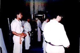 暗いのは窓がないからです